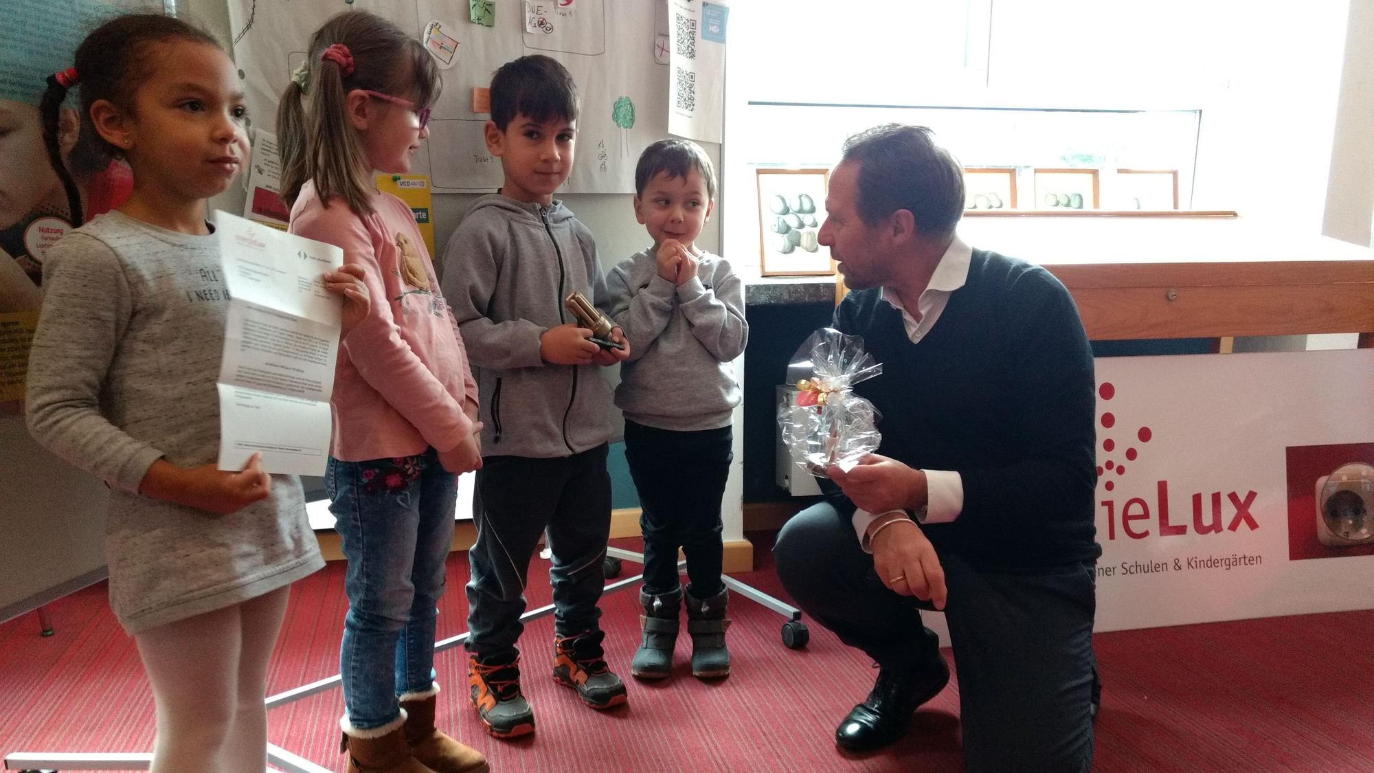 Oberbürgermeister Uwe Richrath gratuliert Renas, Stefanos, Maja und Karina (v.r.) von der Kita Kreuzbroicher Straße für ihren Erfolg im „!energieLux“-Projekt.