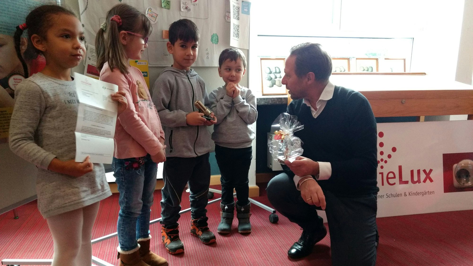 Oberbürgermeister Uwe Richrath gratuliert Renas, Stefanos, Maja und Karina (v.r.) von der Kita Kreuzbroicher Straße für ihren Erfolg im „!energieLux“-Projekt.