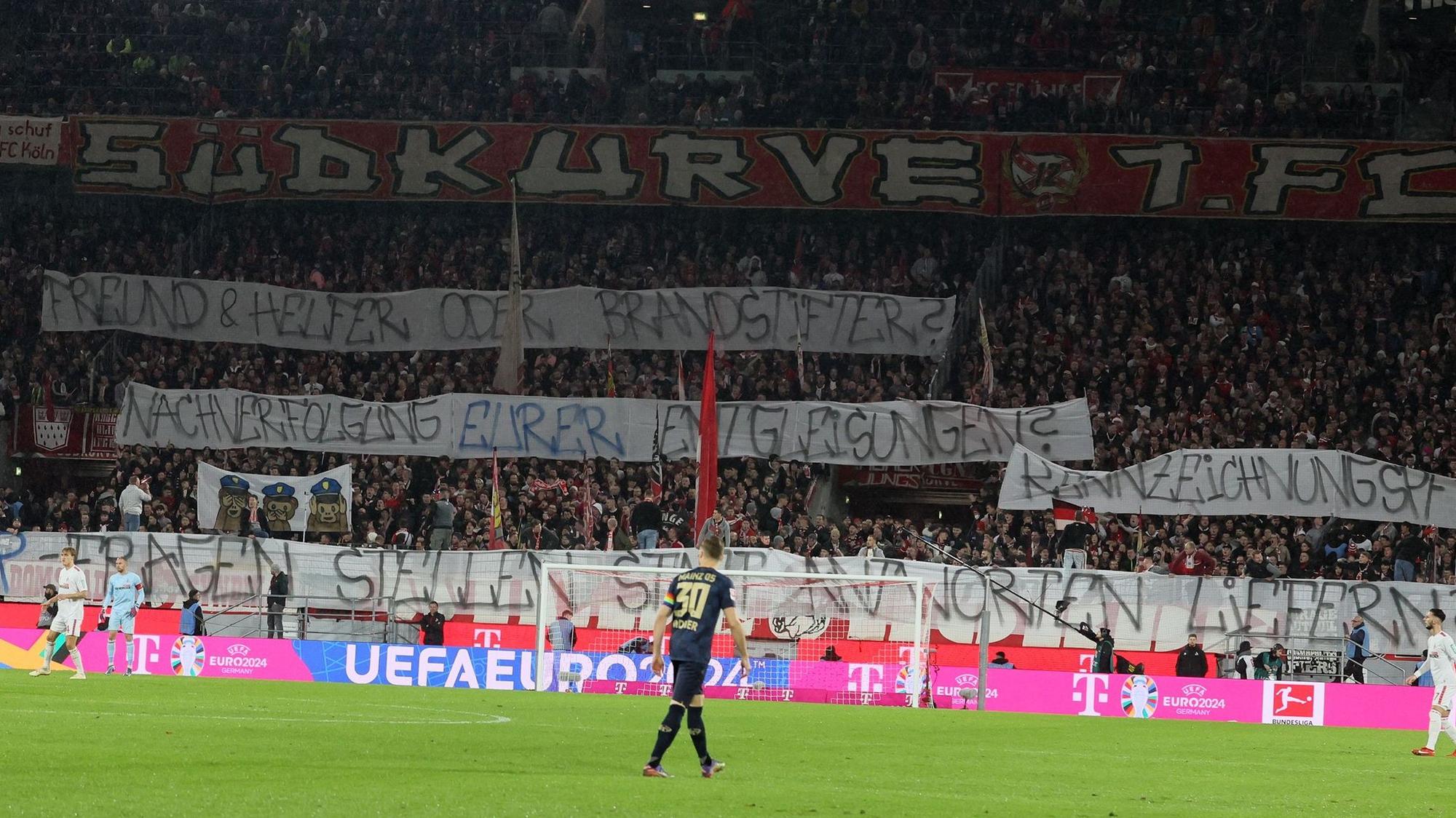 Polizeikritische Transparente beim Heimspiel des 1. FC Köln gegen Mainz am Sonntag, 10.12.2023.