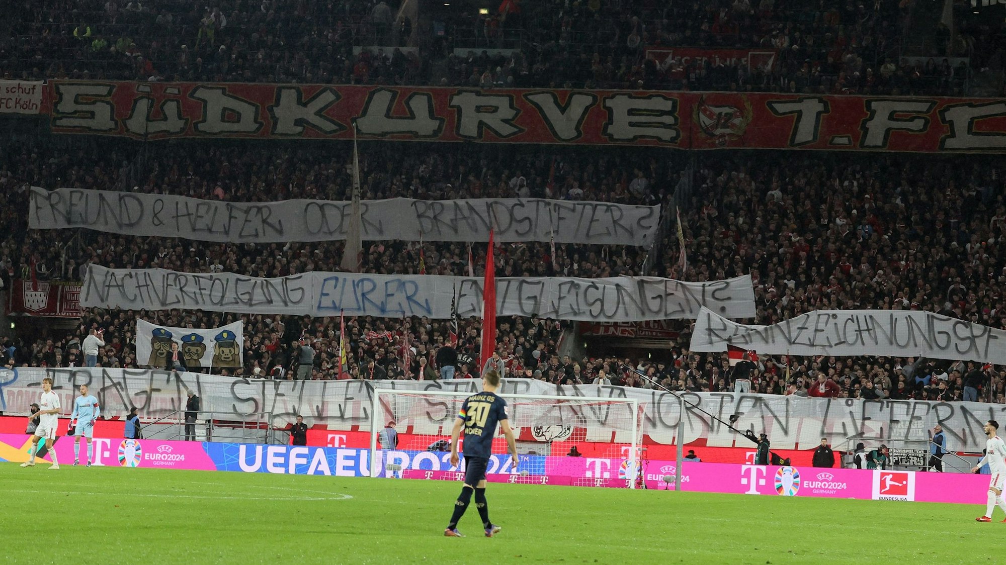 Polizeikritische Transparente beim Heimspiel des 1. FC Köln gegen Mainz am Sonntag, 10.12.2023.