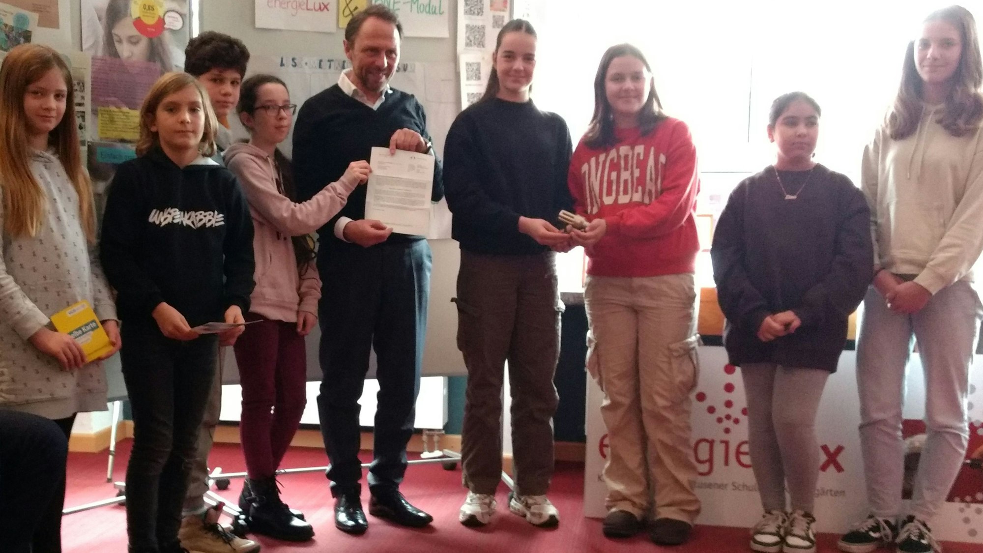 Oberbürgermeister Uwe Richrath mit Schülern des Lise-Meitner-Gymnasiums.