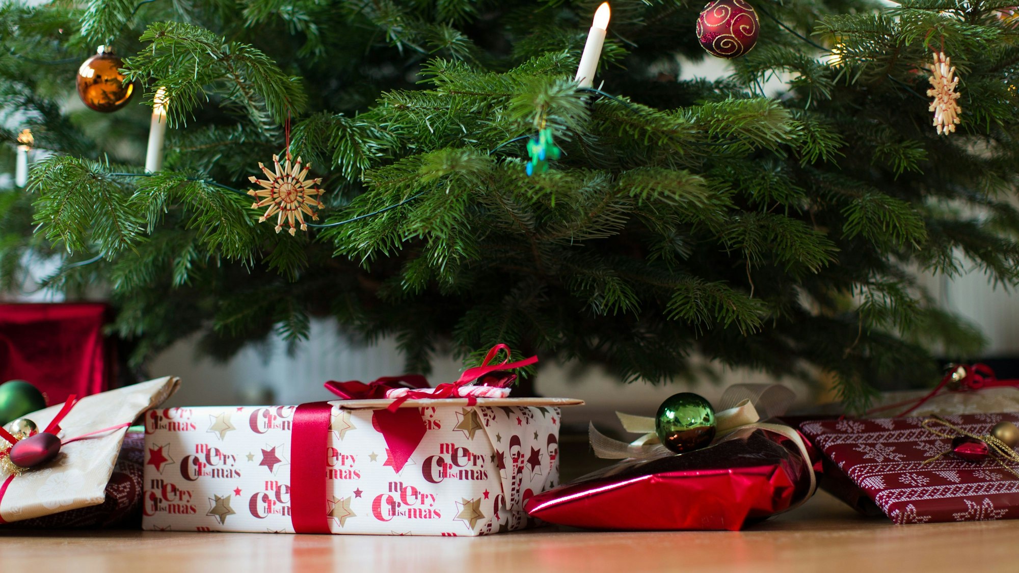 18.12.2013, Nordrhein-Westfalen, Köln: Geschenke liegen unter einem Weihnachtsbaum.