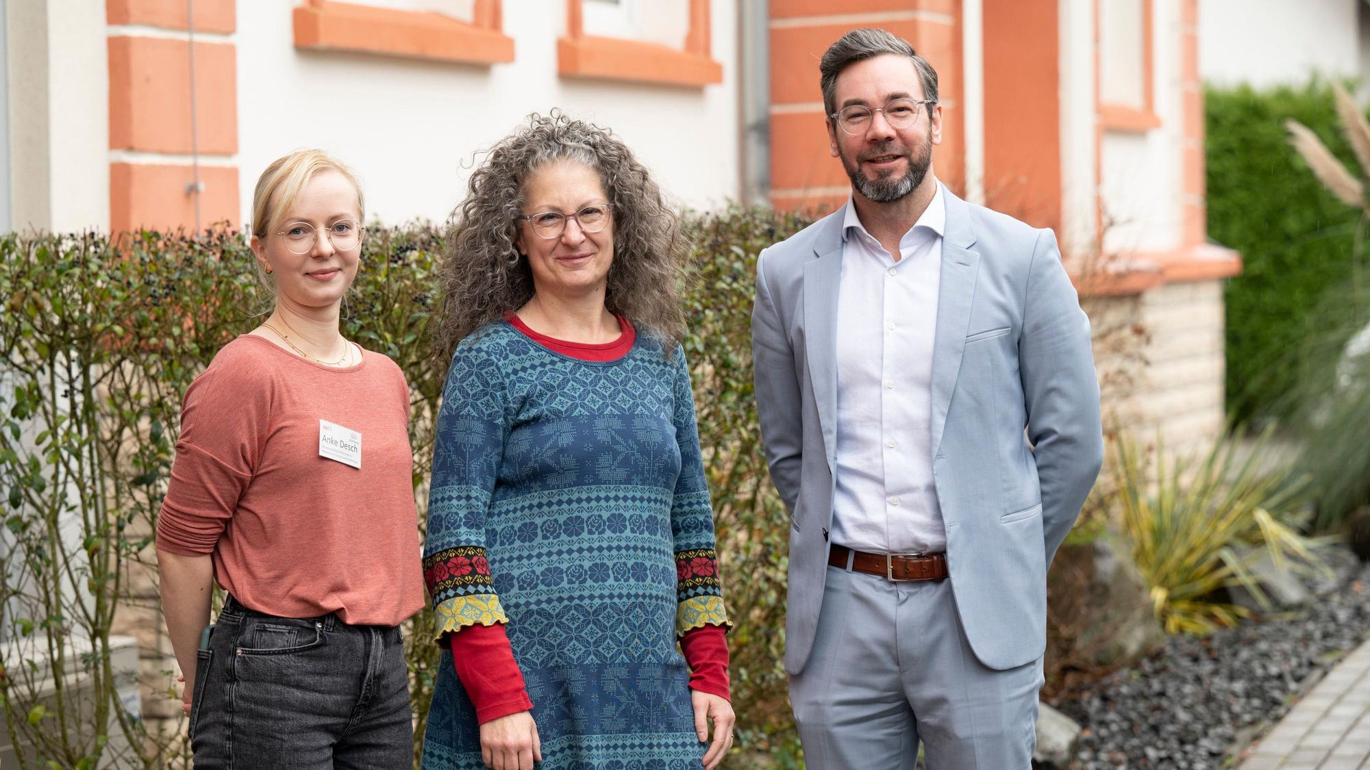 Anke Desch, Anja Ziegenbein und Michael Heine vor dem Wöllner-Stift in Rösrath.