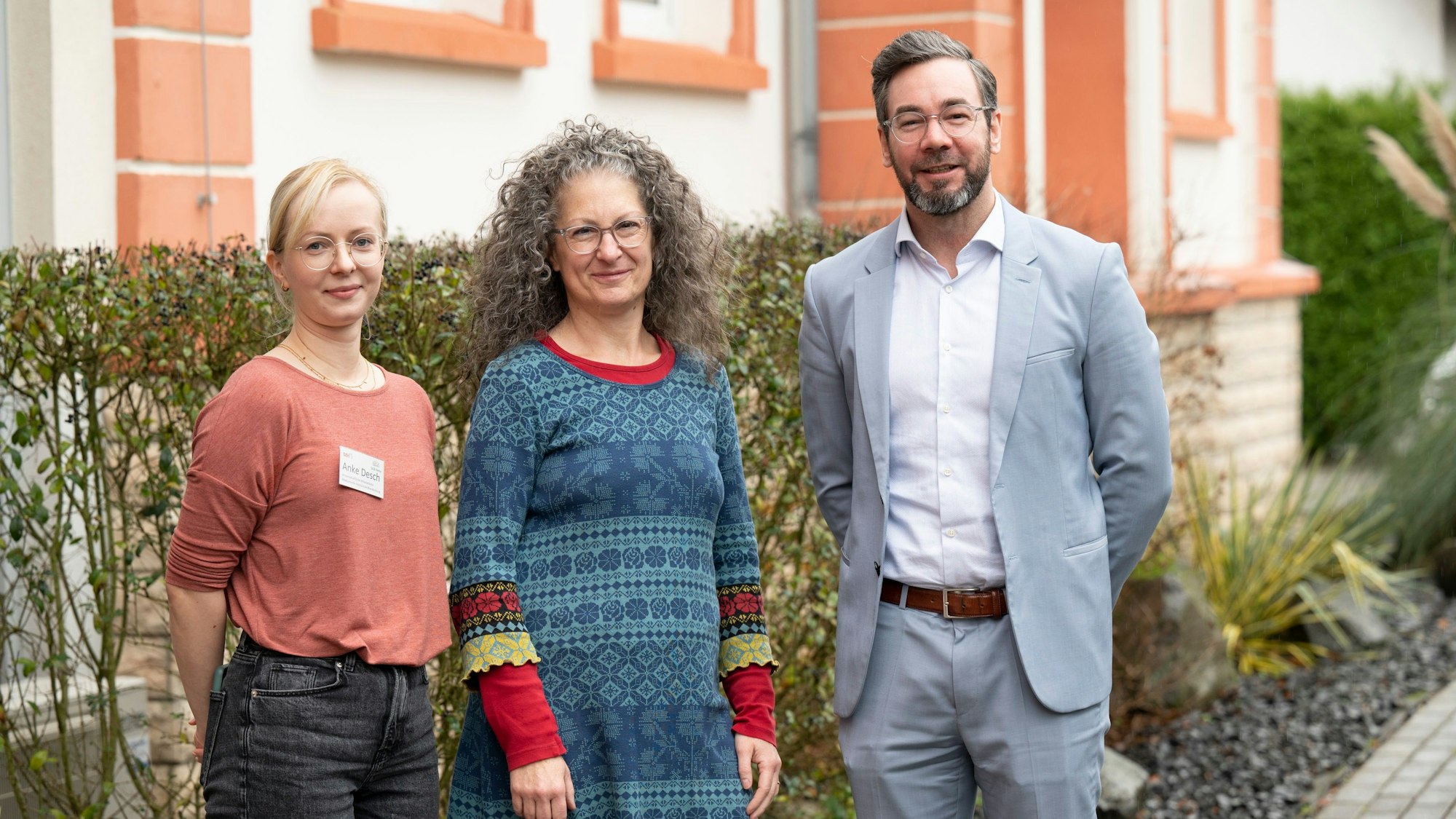 Anke Desch, Anja Ziegenbein und Michael Heine vor dem Wöllner-Stift in Rösrath.