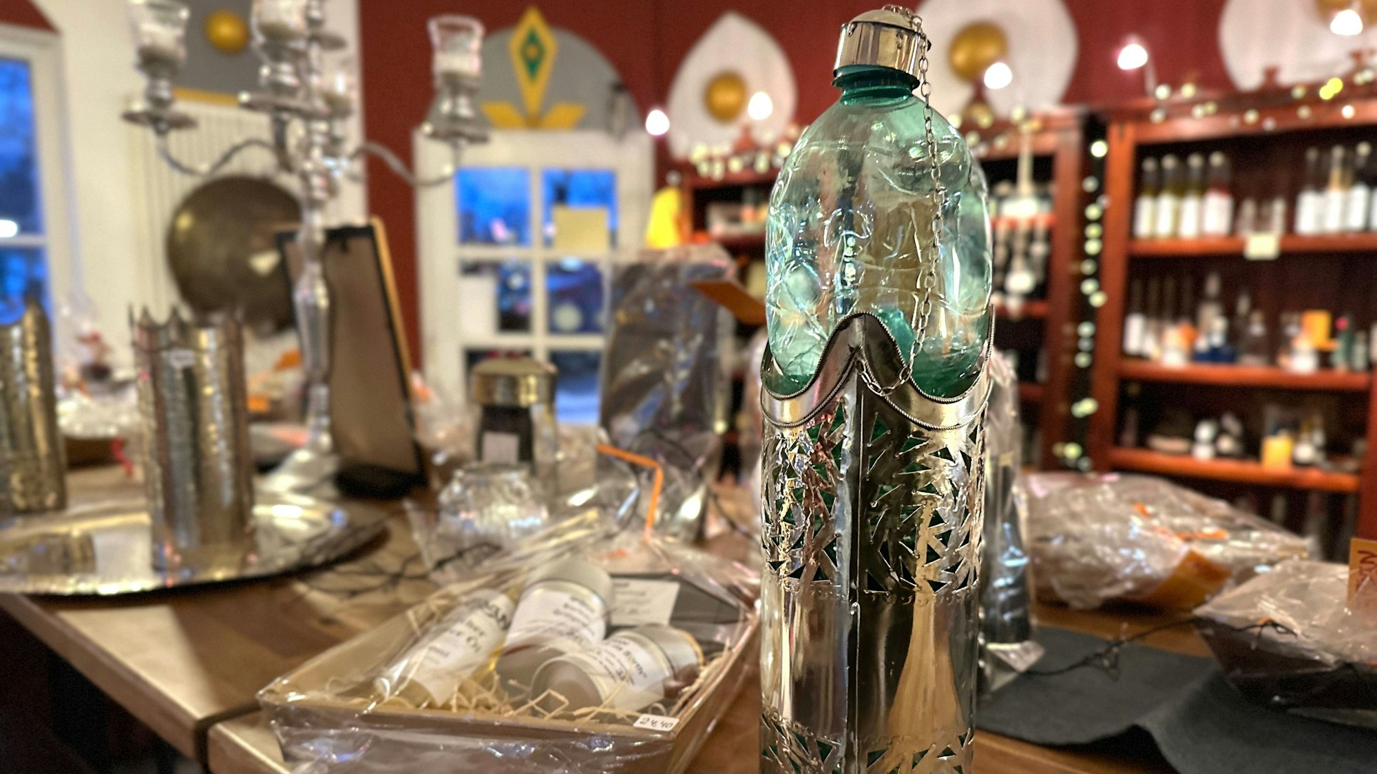 Eine Plastikflasche schick verpackt bei Safran Gewürzbasar. Foto: Sandra Milden