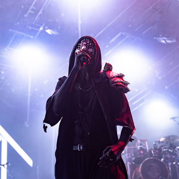 Vessel, Sänger der Band Sleep Token, auf der Bühne des Palladiums in Köln.