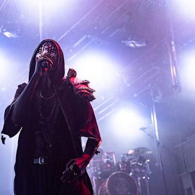 Vessel, Sänger der Band Sleep Token, auf der Bühne des Palladiums in Köln.