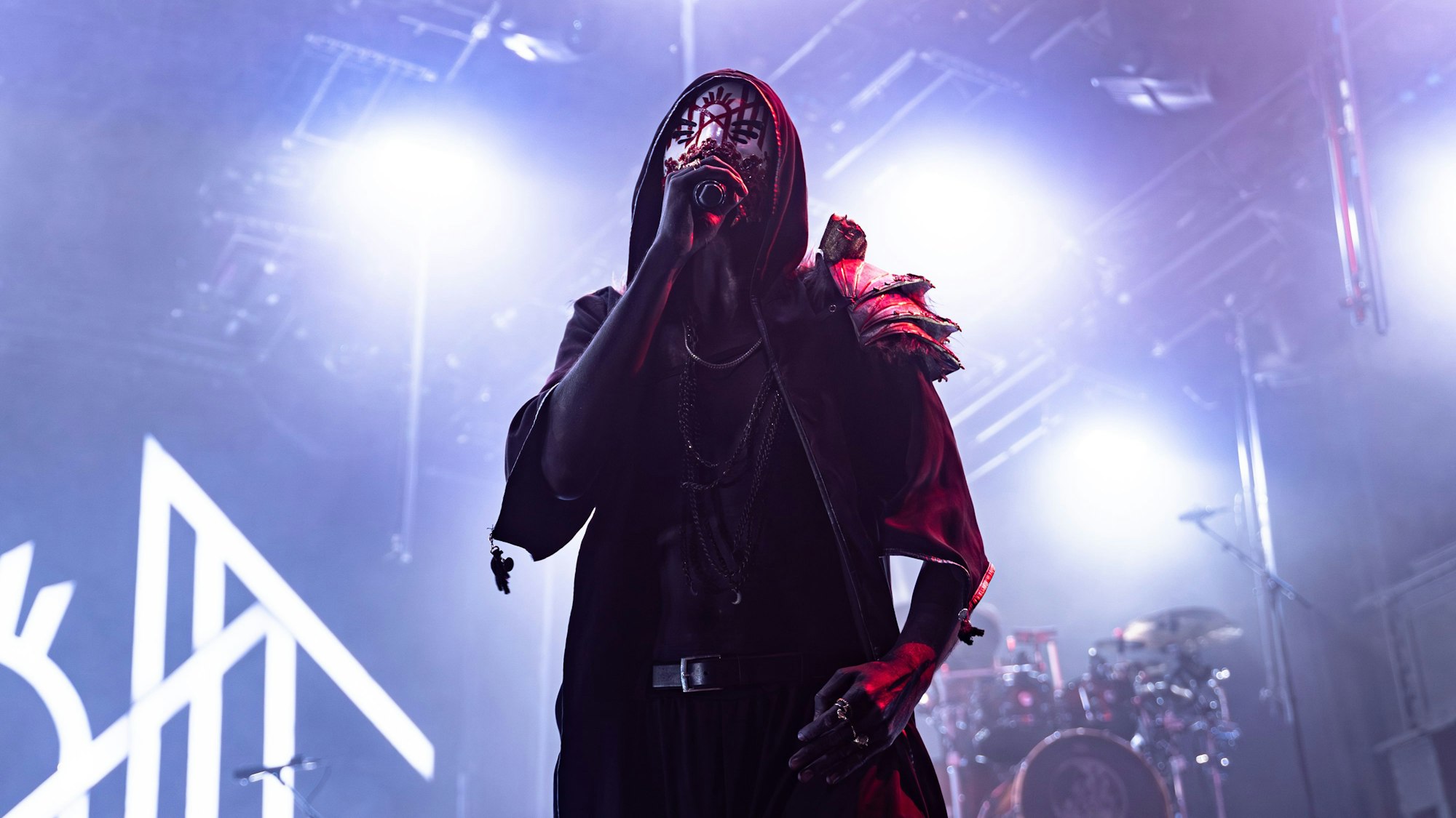 Vessel, Sänger der Band Sleep Token, auf der Bühne des Palladiums in Köln.