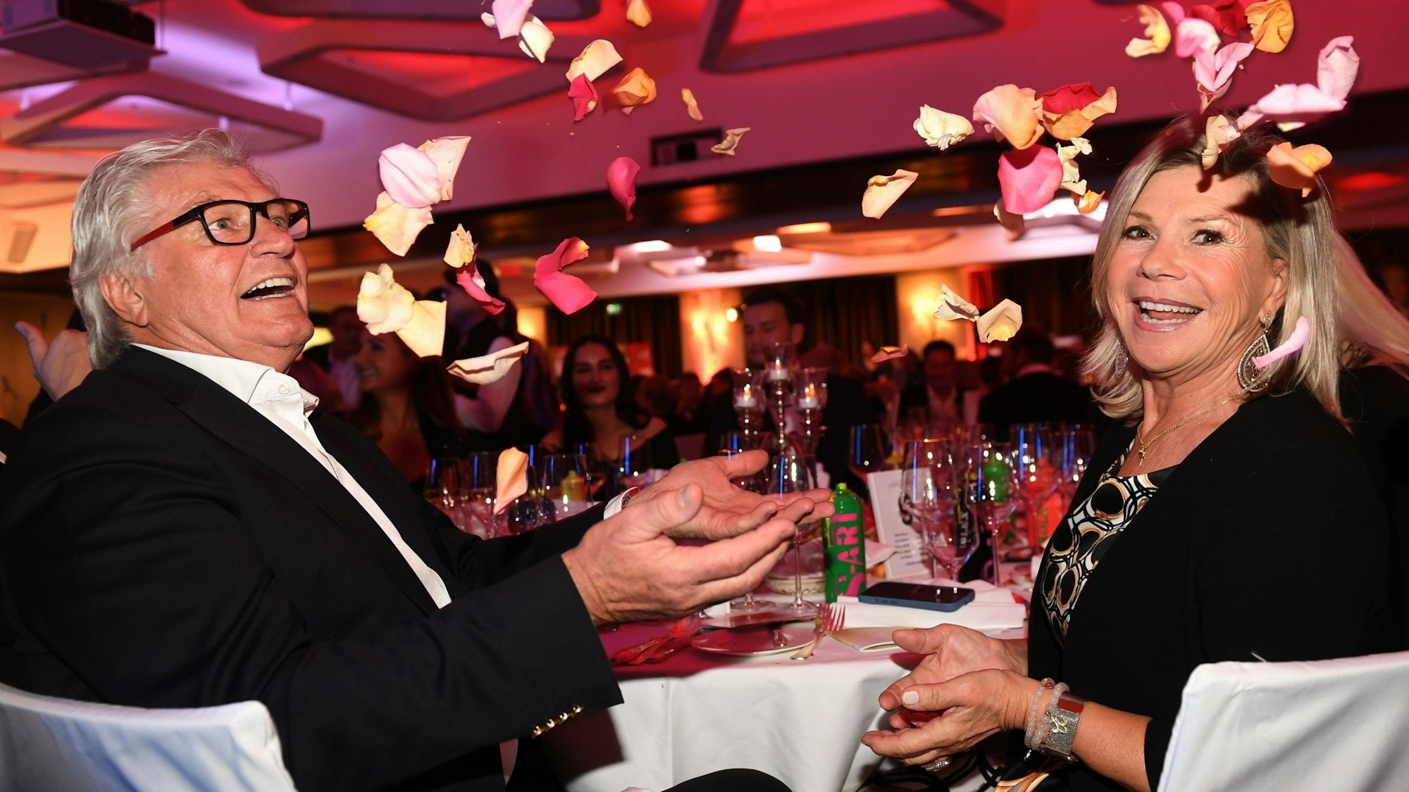 Marianne (r) und Michael im November 2023 beim Charity-Dinner „Gemeinsam für Kinder“ im Hotel „Kempinski Vier Jahreszeiten“.