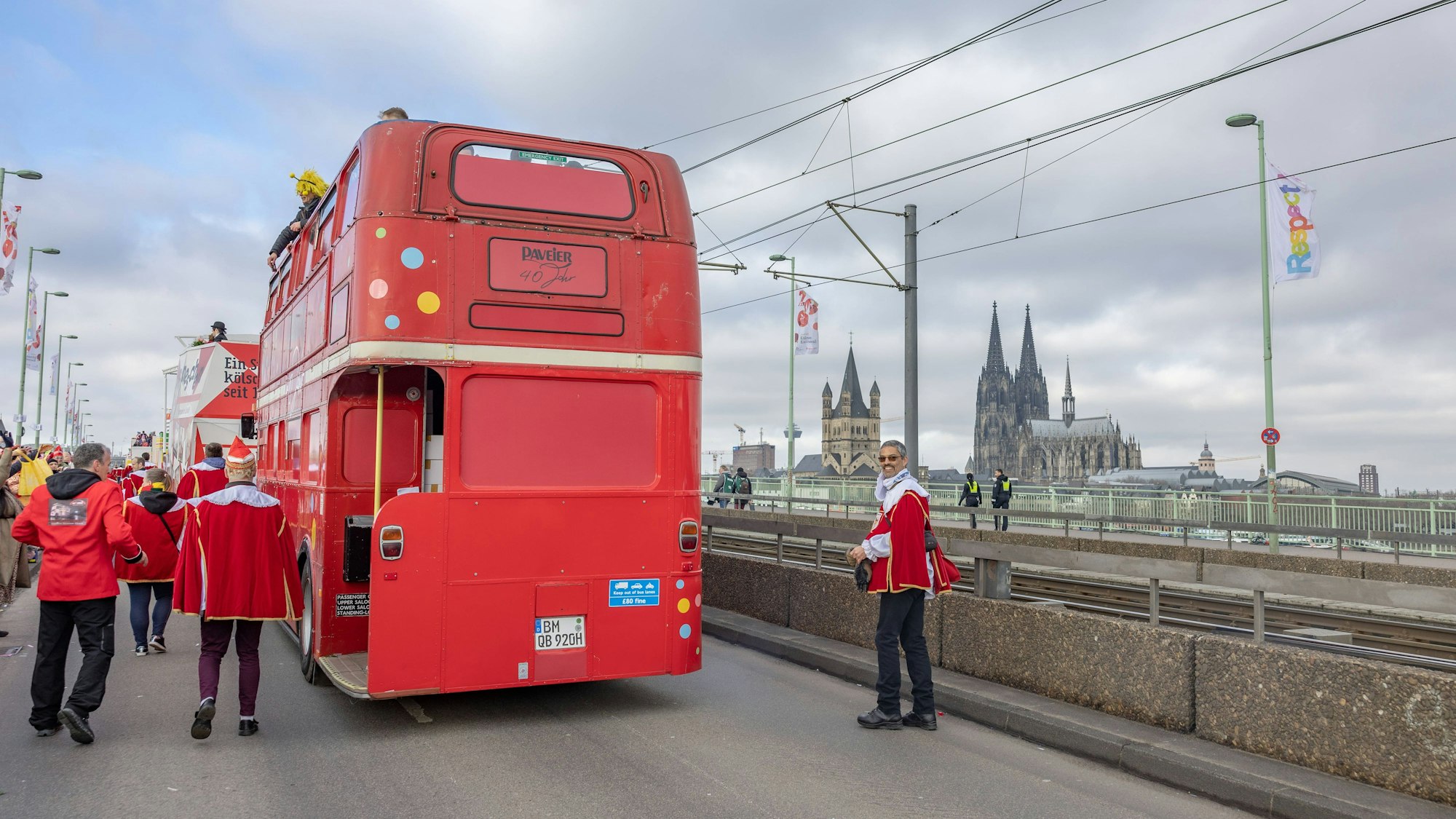 Roter Doppeldecker-Bus beim Rosenmontagszug auf der Deutzer Brücke.