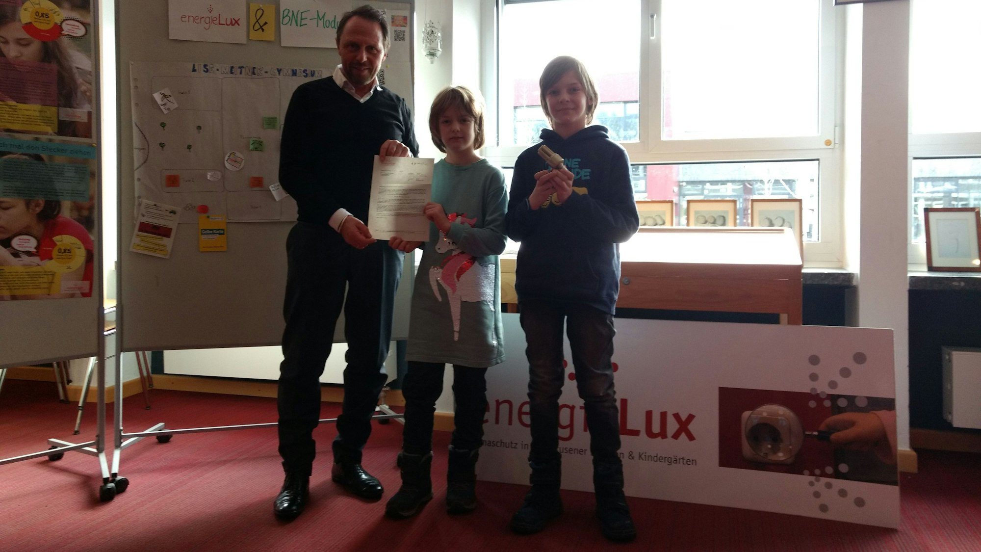 Oberbürgermeister Uwe Richrath mit Juno und Paul (v.l.) von der GGS Bergisch Neukirchen.