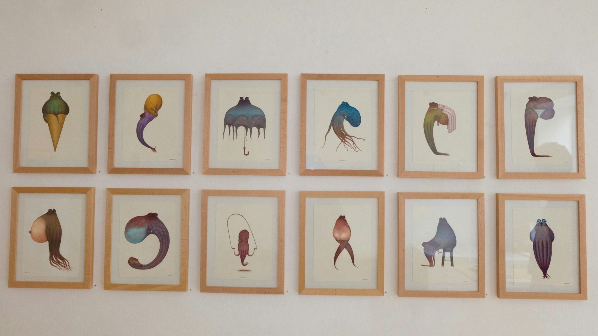 Kraken-Bilder hängen an einer Wand