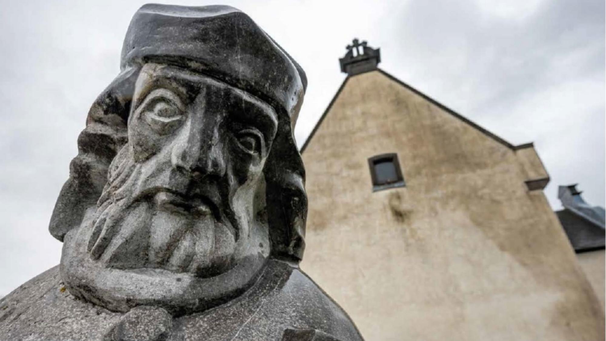 Die Mülheimer Brücke im Blick: Schutzpatron Nepomuk vor der Pfarrkirche St. Clemens. Foto: Markus Gierling