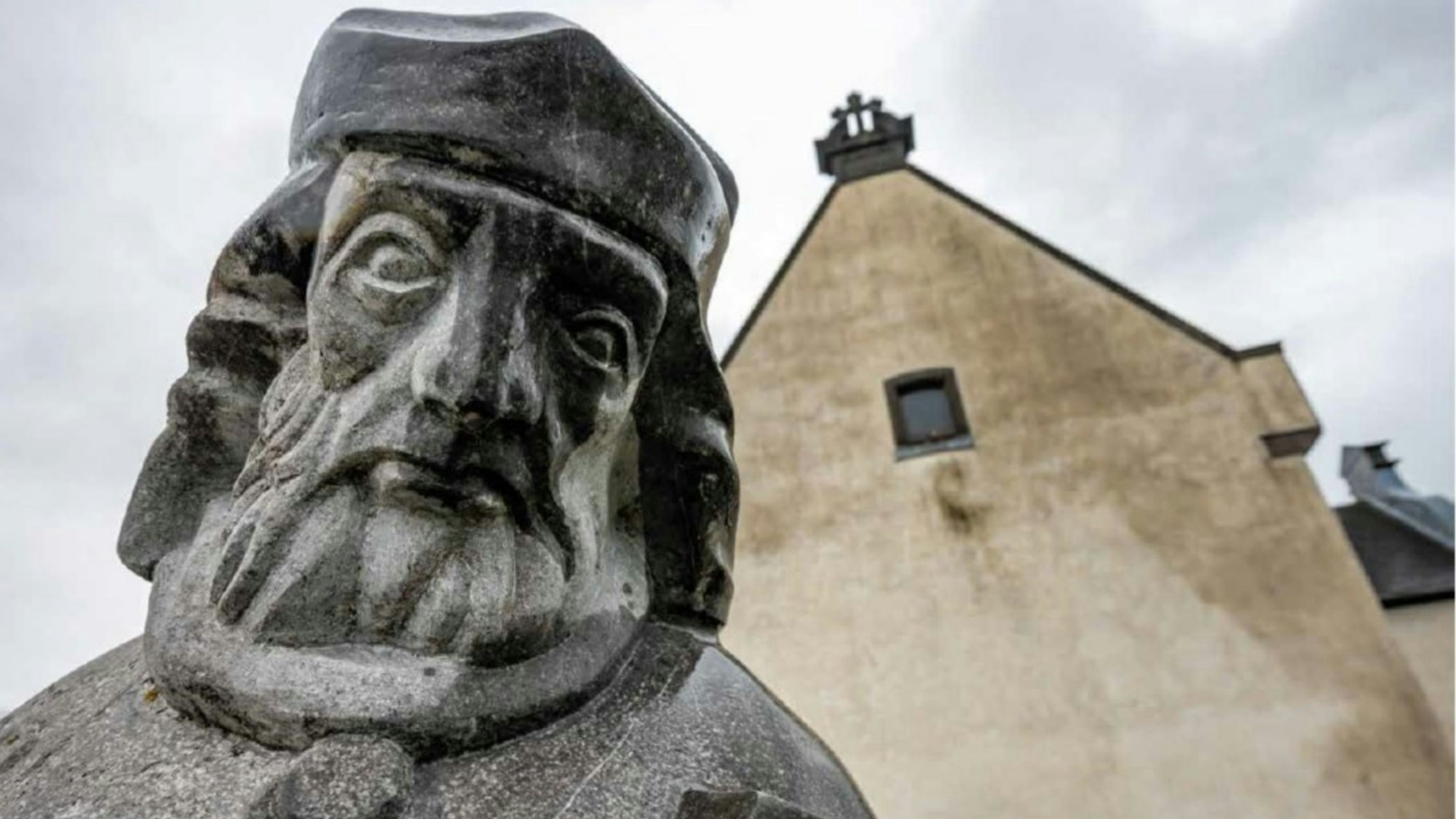 Die Mülheimer Brücke im Blick: Schutzpatron Nepomuk vor der Pfarrkirche St. Clemens. Foto: Markus Gierling