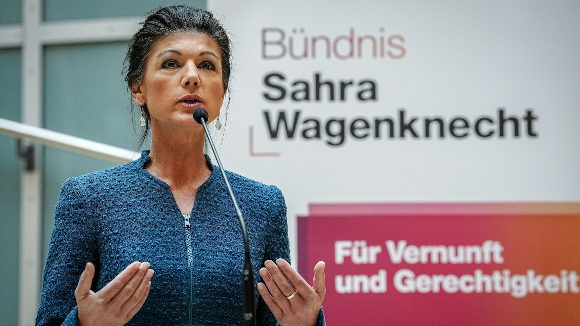 12.12.2023, Berlin: Sahra Wagenknecht, Bundestagsabgeordnete, spricht anlässlich der Konstituierung der Gruppe «Bündnis Sahra Wagenknecht - Für Vernunft und Gerechtigkeit» auf einer Pressekonferenz. Foto: Kay Nietfeld/dpa +++ dpa-Bildfunk +++