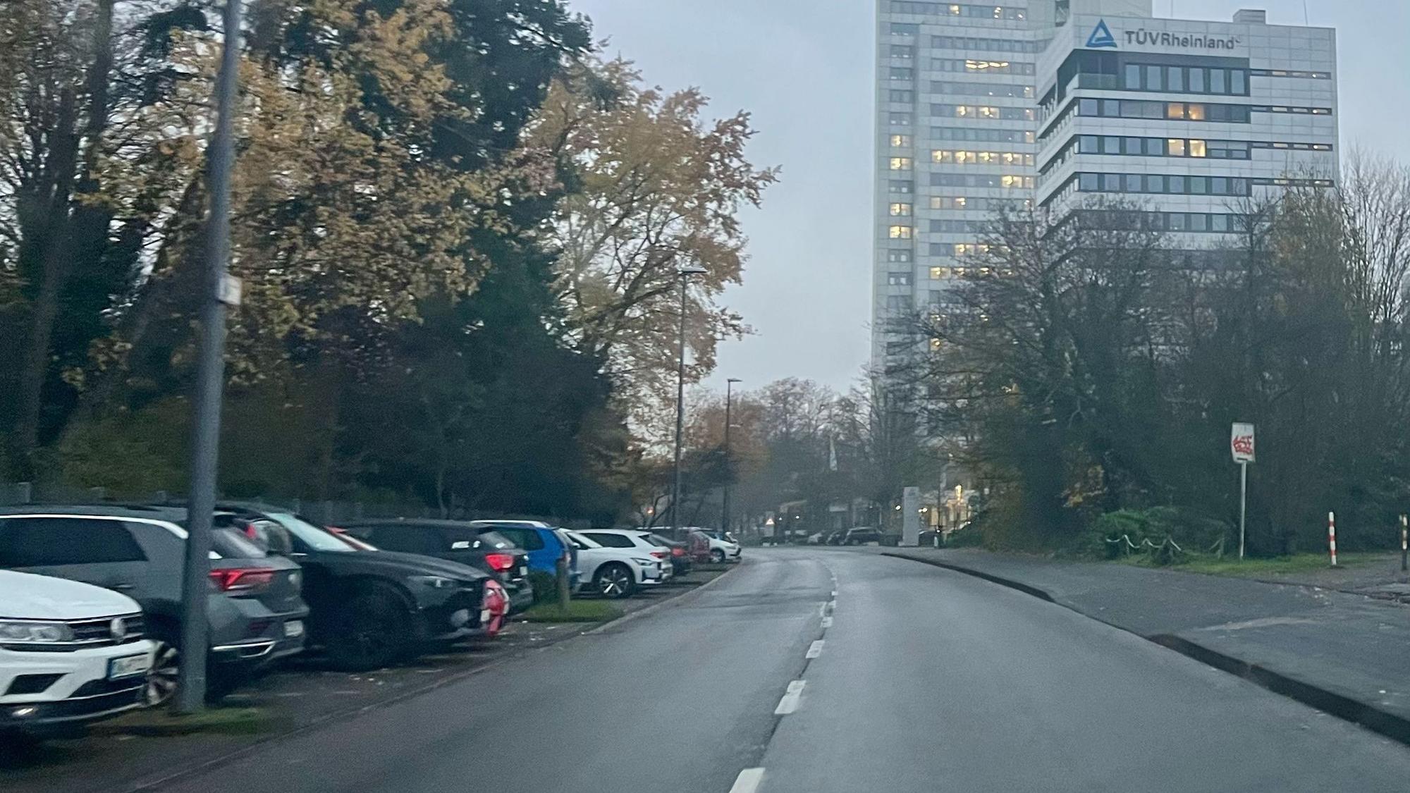 Die Straße Am Grauen Stein in Köln-Poll. Im Hintergrund ist das TÜV Rheinland Gebäude zu sehen. Foto: René Denzer