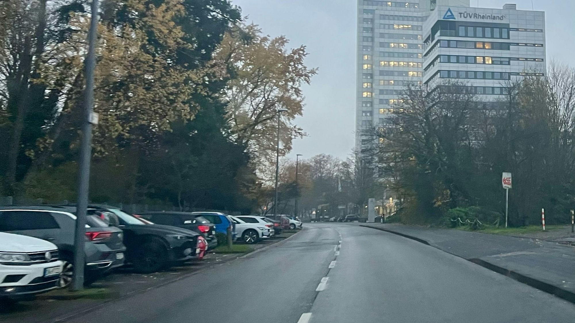 Die Straße Am Grauen Stein in Köln-Poll. Im Hintergrund ist das TÜV Rheinland Gebäude zu sehen. Foto: René Denzer