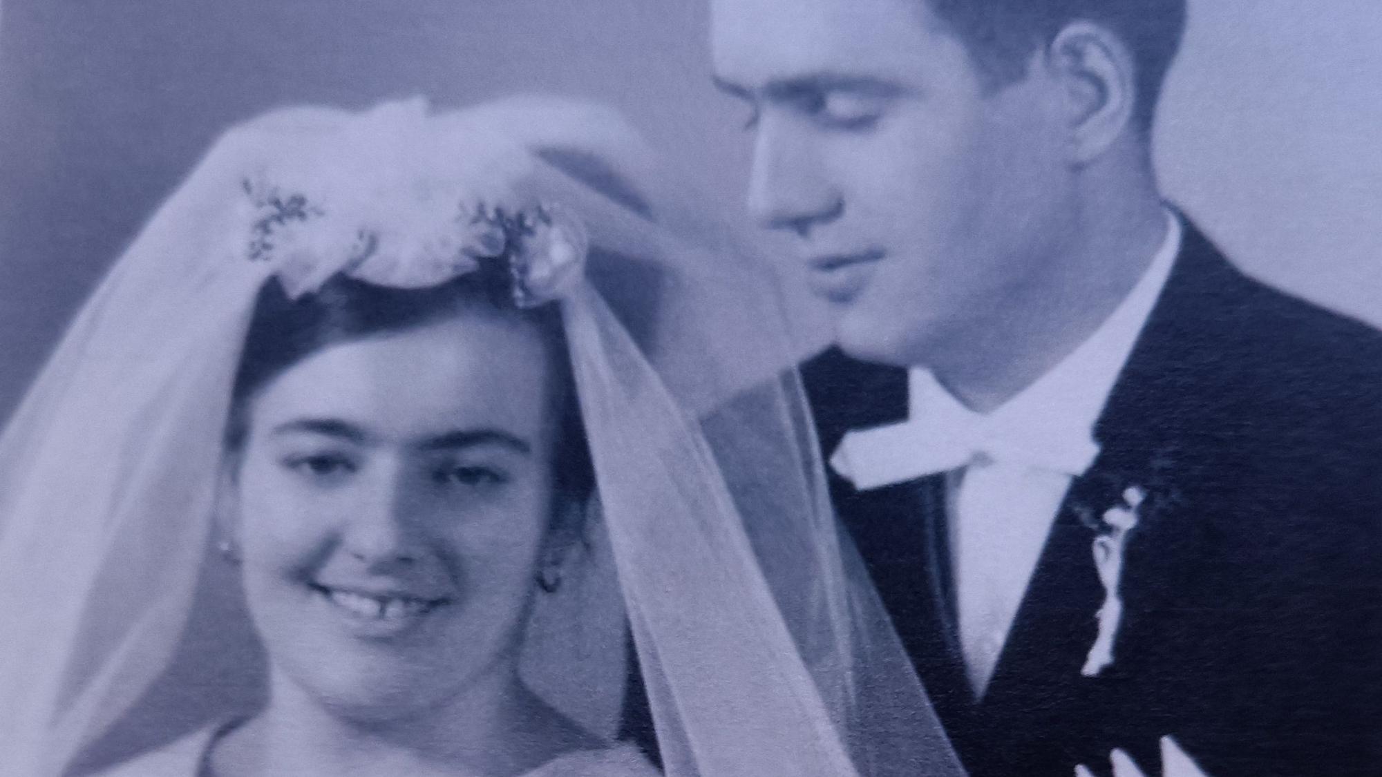 Braut und Bräutigam in Schwarz-Weiß bei ihrer Hochzeit 1963 in Kerpen-Horrem,