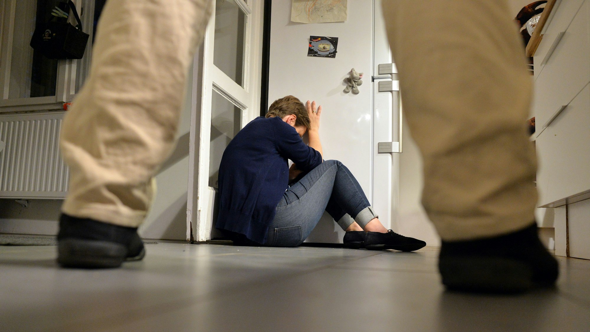 Eine Frau versucht, sich vor der Gewalt eines Mannes zu schützen