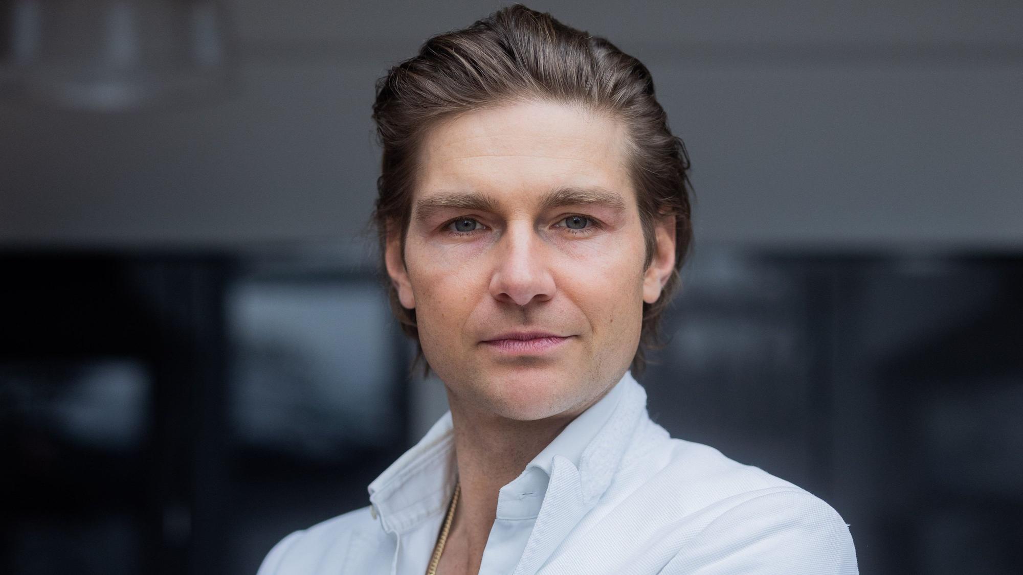Jeremy Fragrance, Unternehmer, Webvideoproduzent und Duft-Influencer, steht in seinem Büro. Er hat den Vorwurf zurückgewiesen, etwas mit Rechtsradikalen zu tun zu haben.