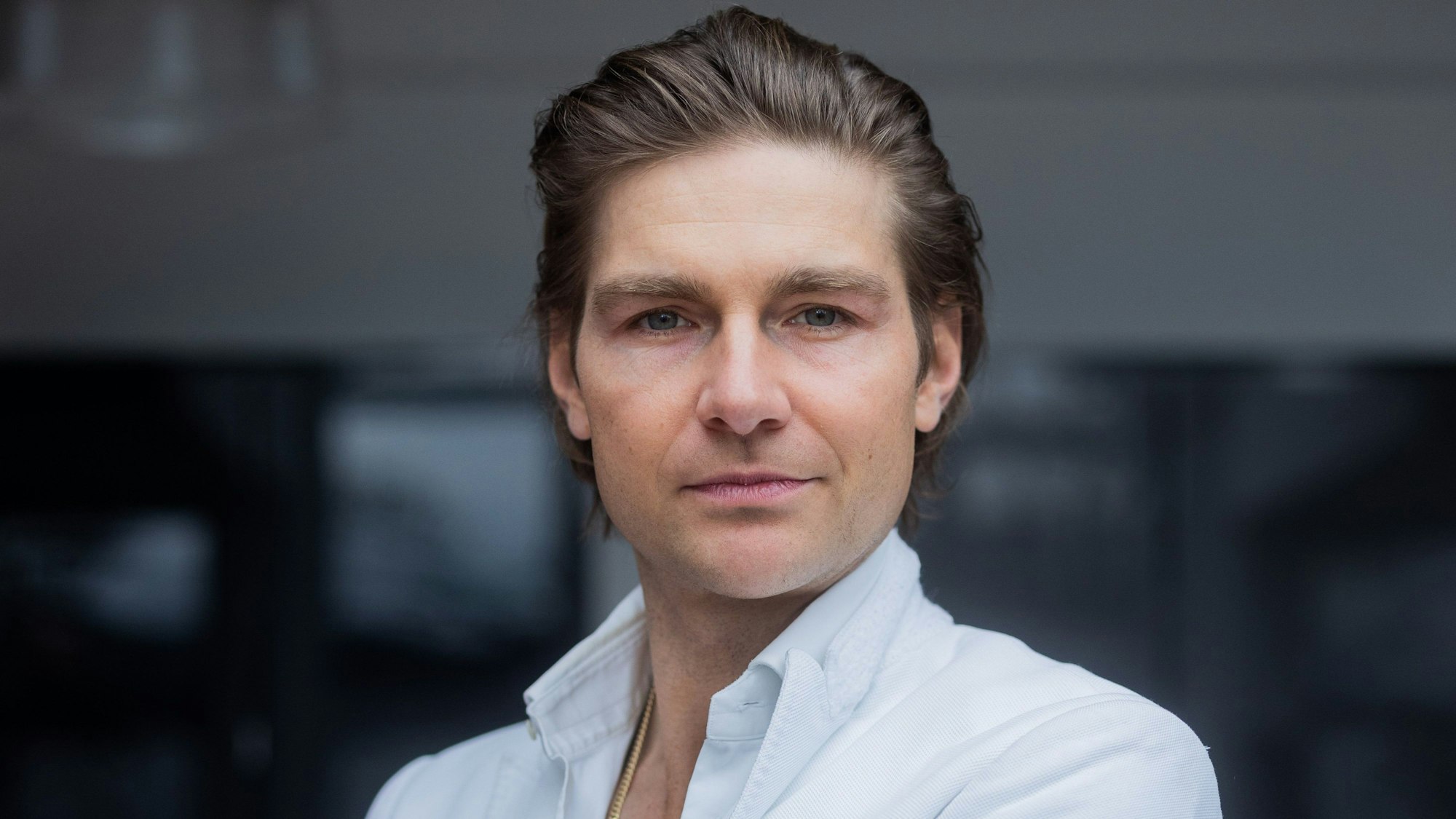 Jeremy Fragrance, Unternehmer, Webvideoproduzent und Duft-Influencer, steht in seinem Büro. Er hat den Vorwurf zurückgewiesen, etwas mit Rechtsradikalen zu tun zu haben.