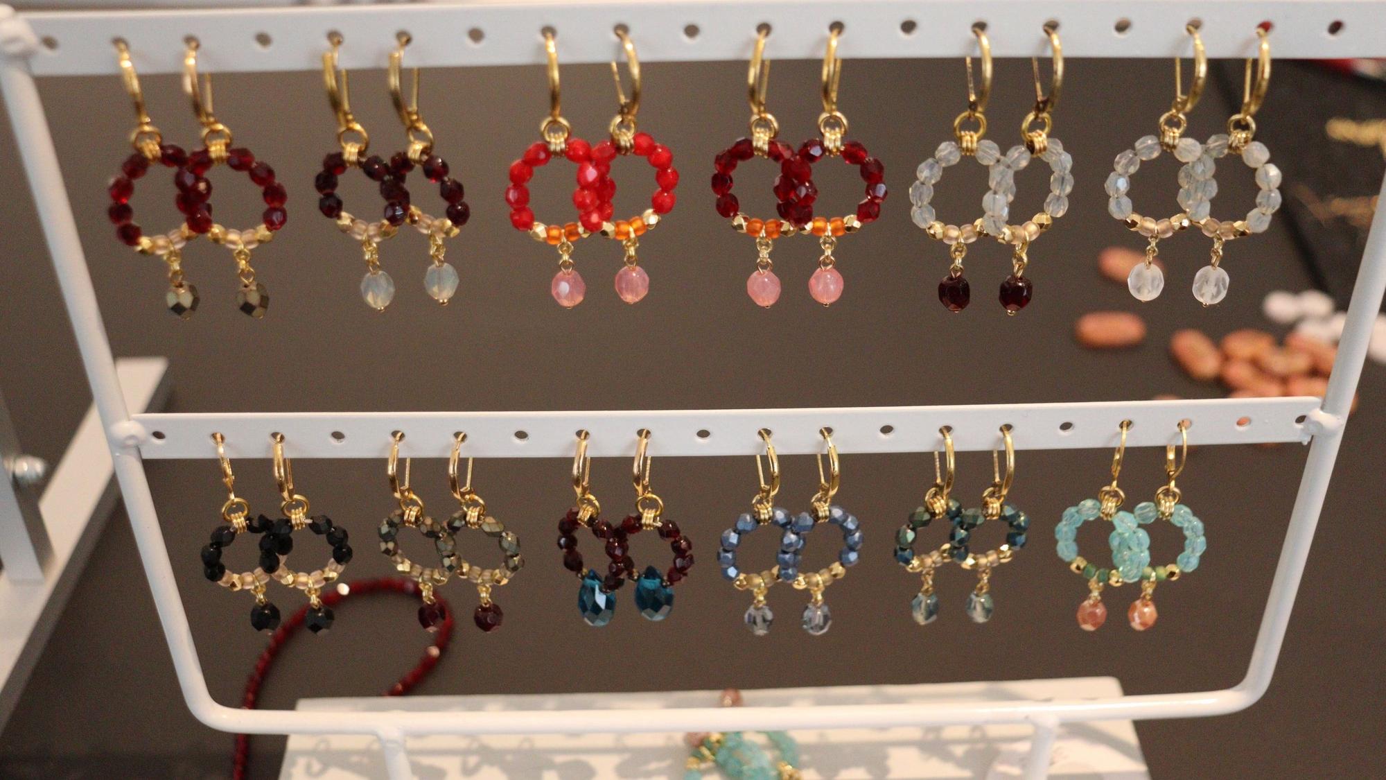 Modeschmuck von Sabine Emrich, den sie selbst fertigt. Foto: Uwe Schäfer