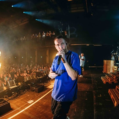 Mo Torres auf der Bühne, neben ihm eine Flamme