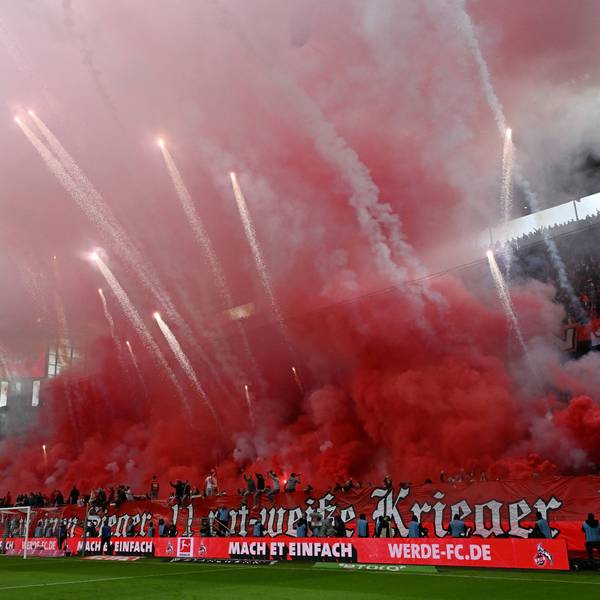 Kölner Fans zündeten vor dem Anpfiff des Derbys gegen Gladbach Bengalos und Rauchtöpfe in großer Anzahl.