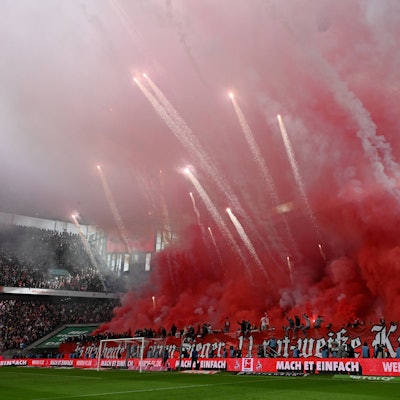 Kölner Fans zündeten vor dem Anpfiff des Derbys gegen Gladbach Bengalos und Rauchtöpfe in großer Anzahl.