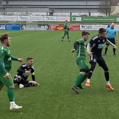 Schwarz-Weiß Köln (schwarze Trikots) setzte sich zuletzt in einem turbulenten Spiel 6:3 gegen Flittard durch.