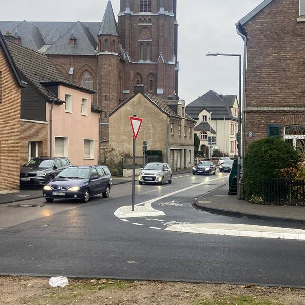 Die neu gestaltete Einmündung von der Houdainer Straße. Radfahrer können nun auf einem abgetrennten Streifen entgegen der Einbahnrichtung auf die Hauptstraße fahren. Foto: Lampe
