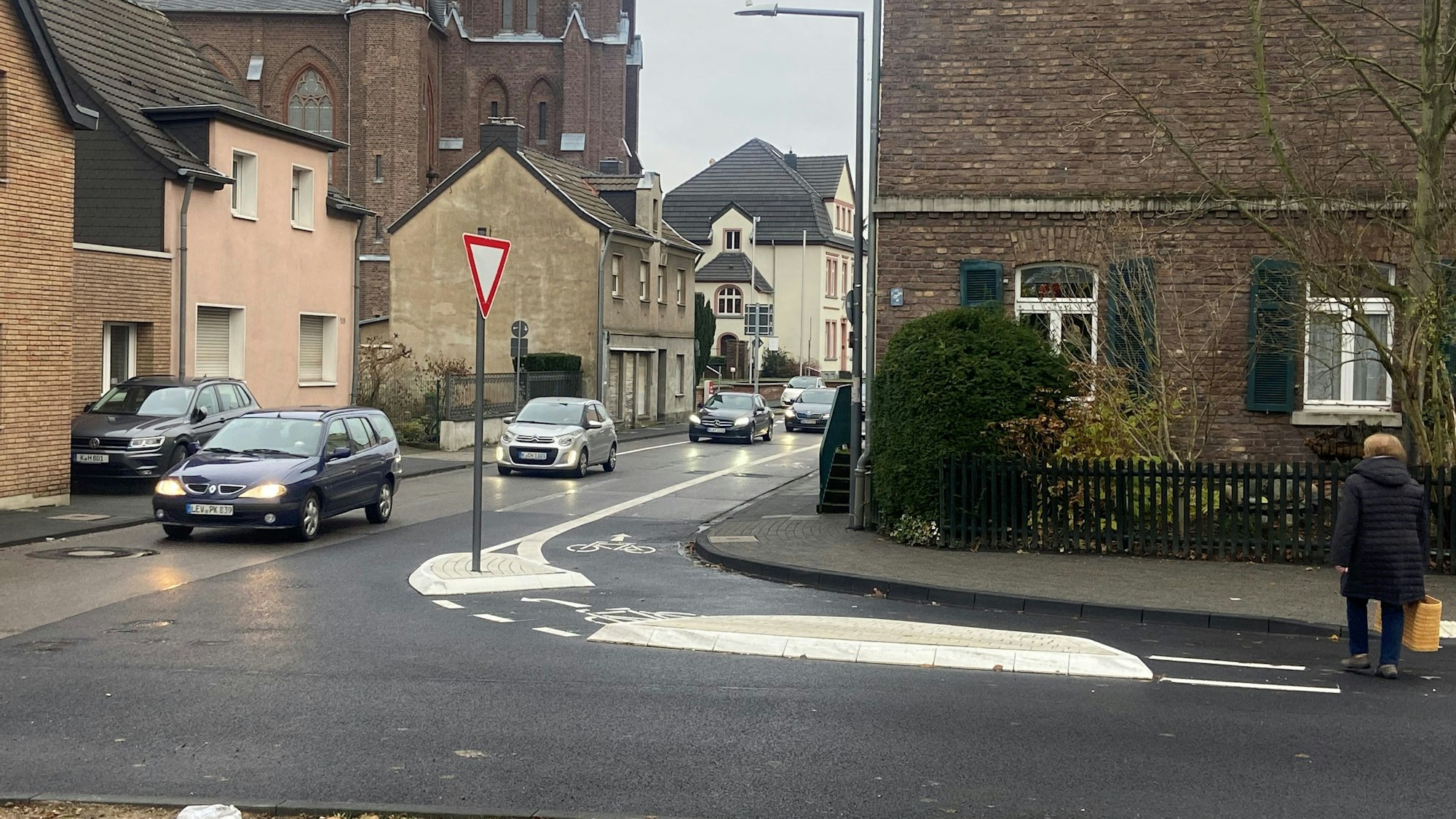 Die neu gestaltete Einmündung von der Houdainer Straße. Radfahrer können nun auf einem abgetrennten Streifen entgegen der Einbahnrichtung auf die Hauptstraße fahren. Foto: Lampe
