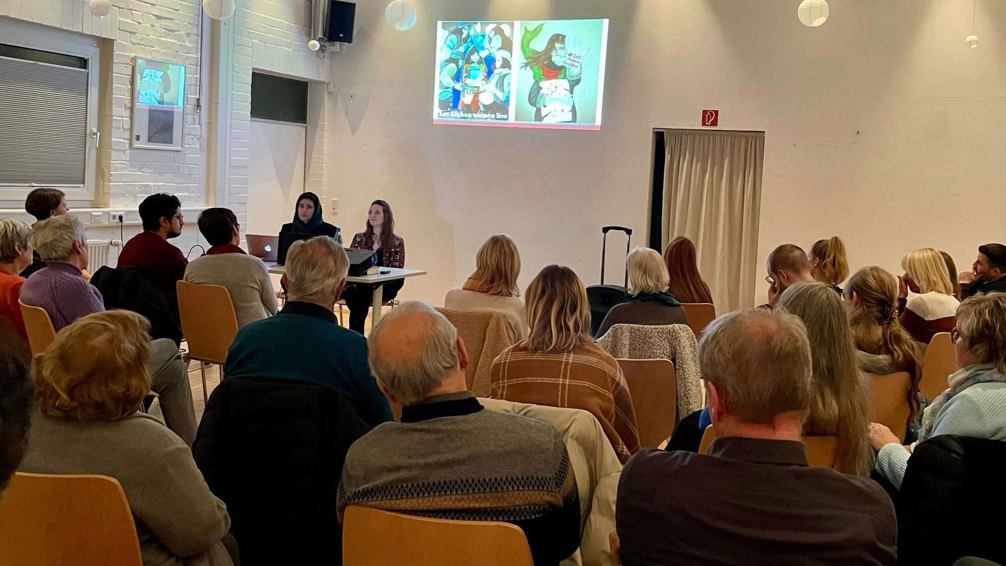 Das Publikum bei der Veranstaltung in der Alten Töpferei auf dem Awo-Gelände.
