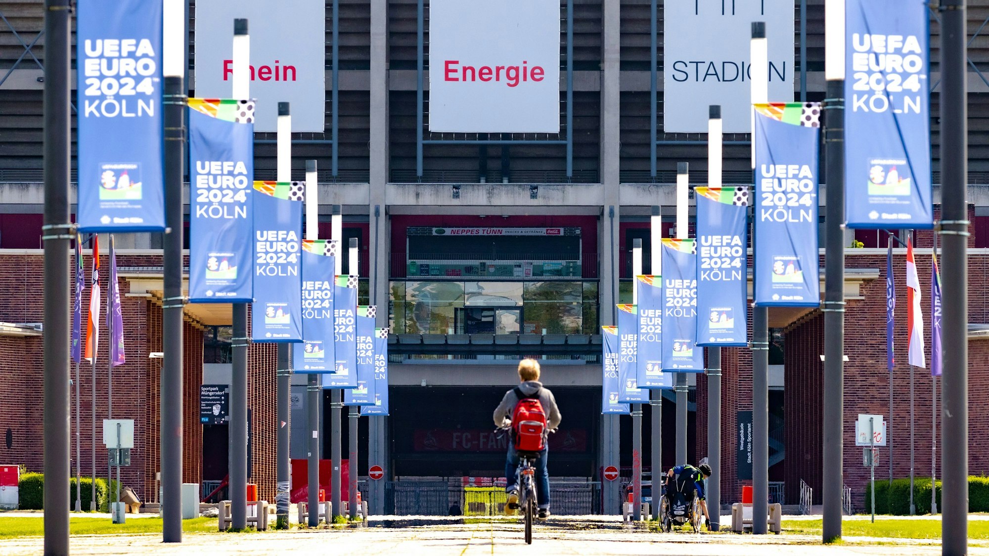 Das Heimstadion des 1. FC Köln wird während des Turniers mit Bannern bestückt, welche den Austragungsort als EM-Schauplatz auszeichnen.