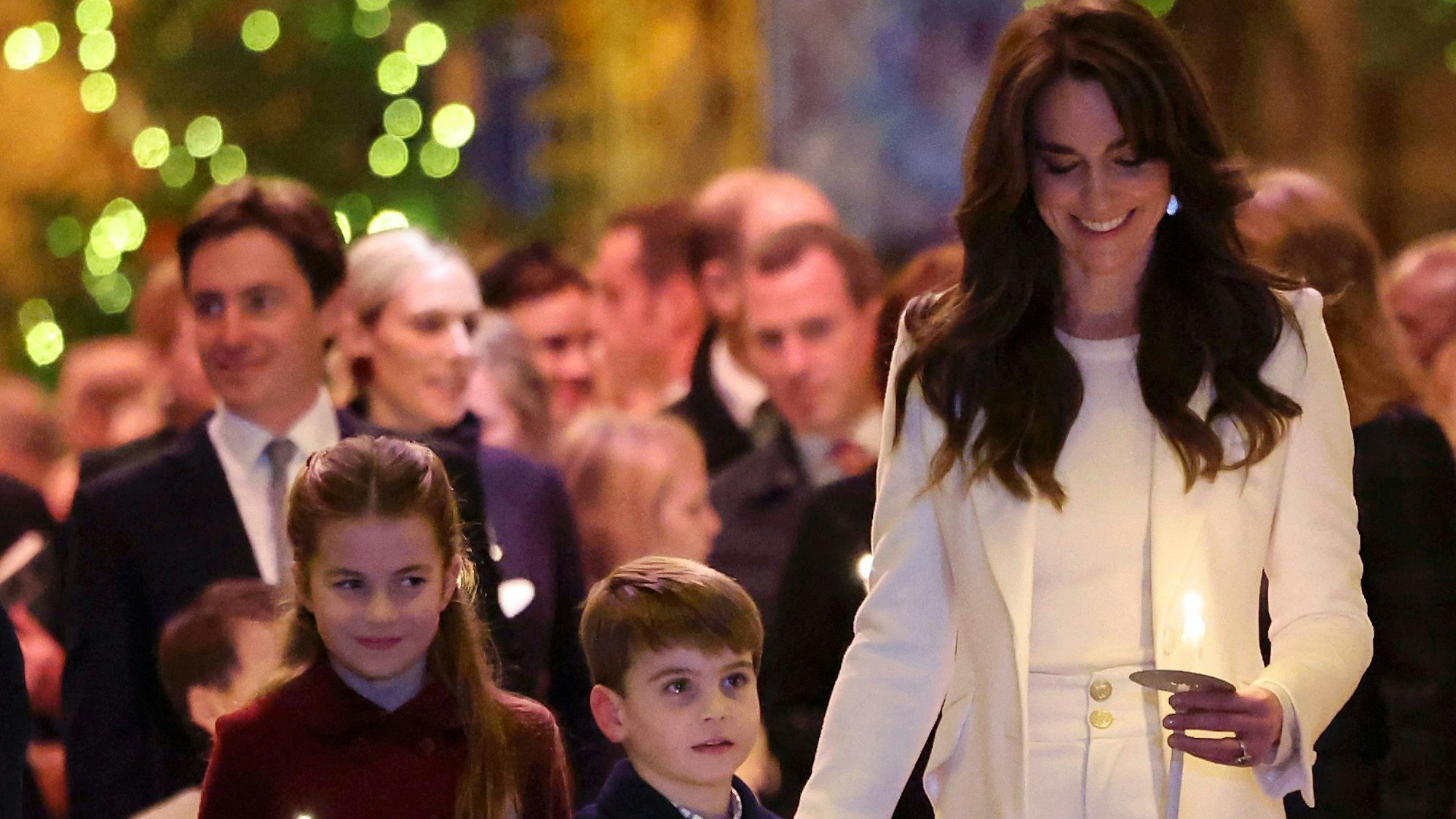 Prinzessin Charlotte, Prinz Louis und ihre Mutter, Prinzessin Kate, beim Weihnachtskonzert im vergangenen Jahr.