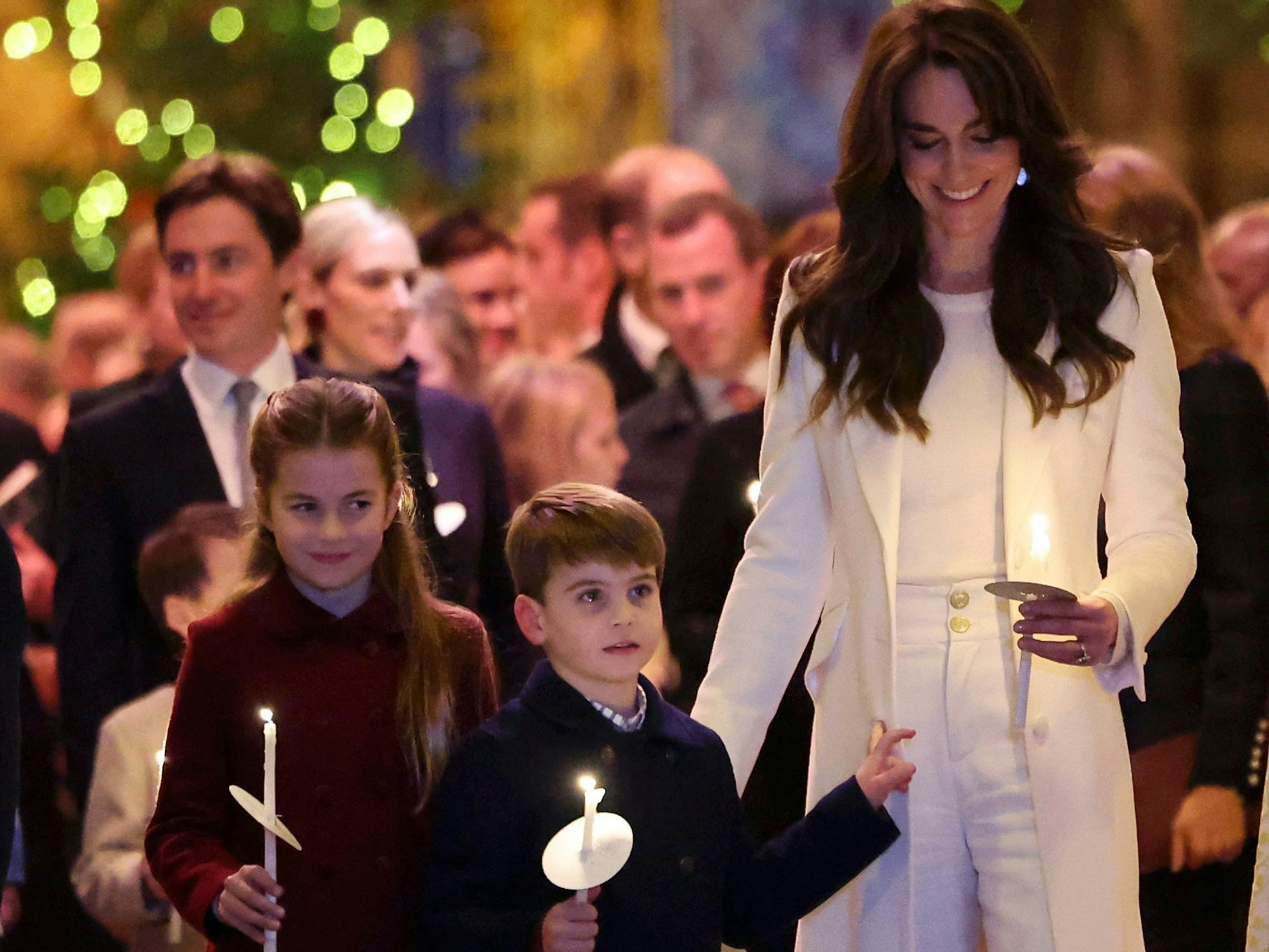 Prinzessin Charlotte (l), Prinz Louis (m) und Prinzessin Kate (r) nehmen am 8. Dezember 2023 am Gottesdienst „Together At Christmas“ in der Westminster Abbey in London teil.