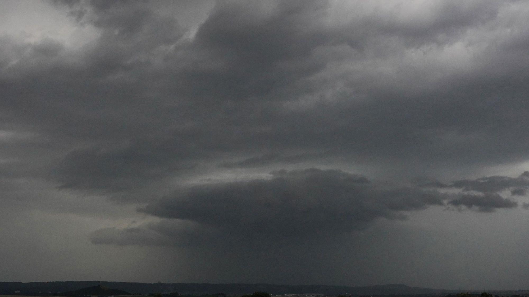 Tauende Rekord-Schneemassen und anhaltende Unwetter verursachen in Deutschland Überschwemmungen und Hochwasser. Meteorologen beobachten eine seltene Flutwelle. (Symbolbild)