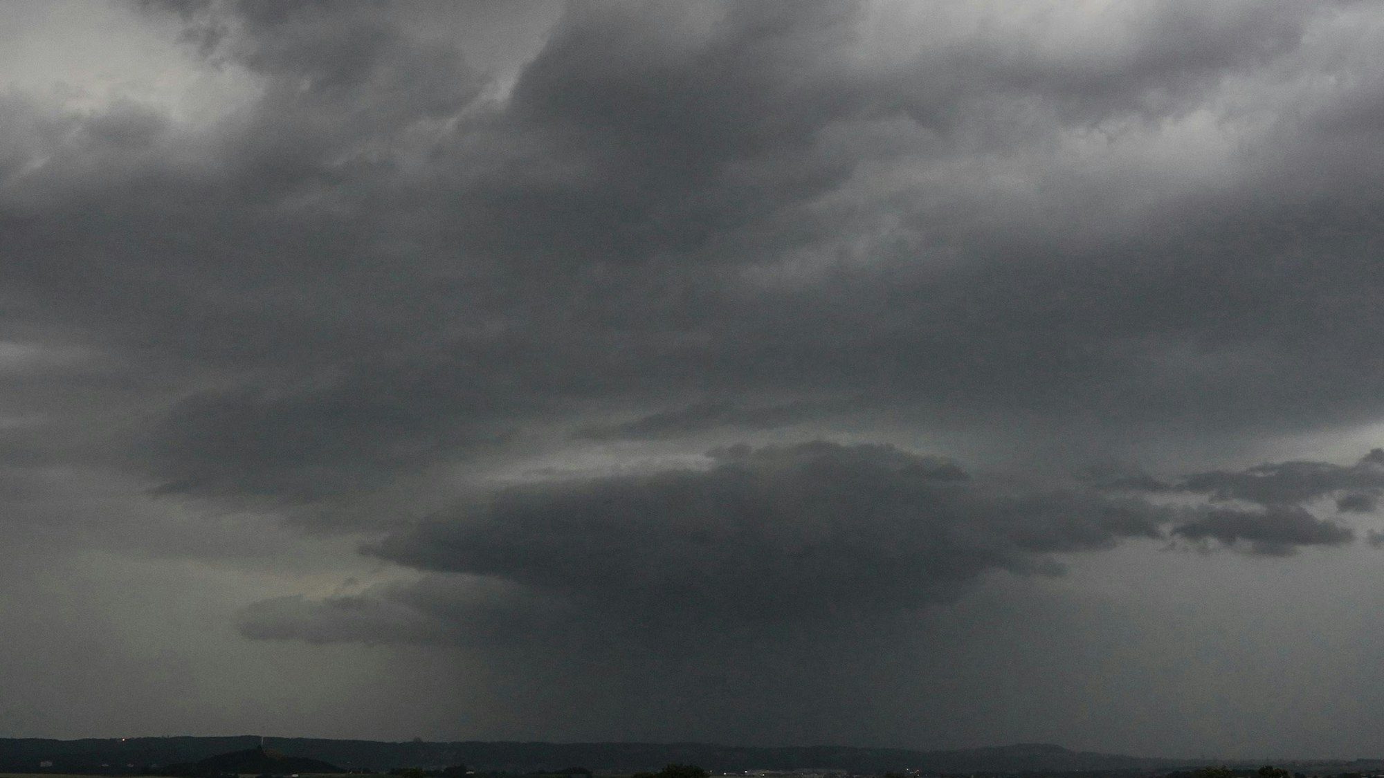Tauende Rekord-Schneemassen und anhaltende Unwetter verursachen in Deutschland Überschwemmungen und Hochwasser. Meteorologen beobachten eine seltene Flutwelle. (Symbolbild)