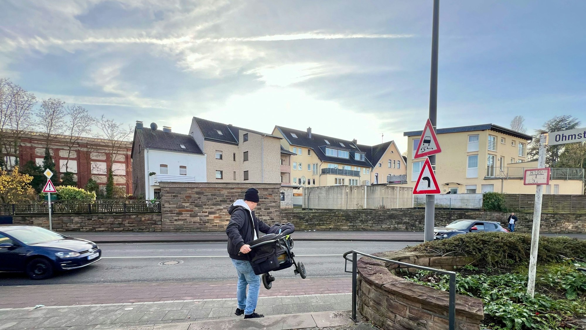 Am Abgang von der Ohmstraße zur Kaiserstraße muss ein Mann einen Kinderwagen die Stufen heruntertragen. Foto: René Denzer