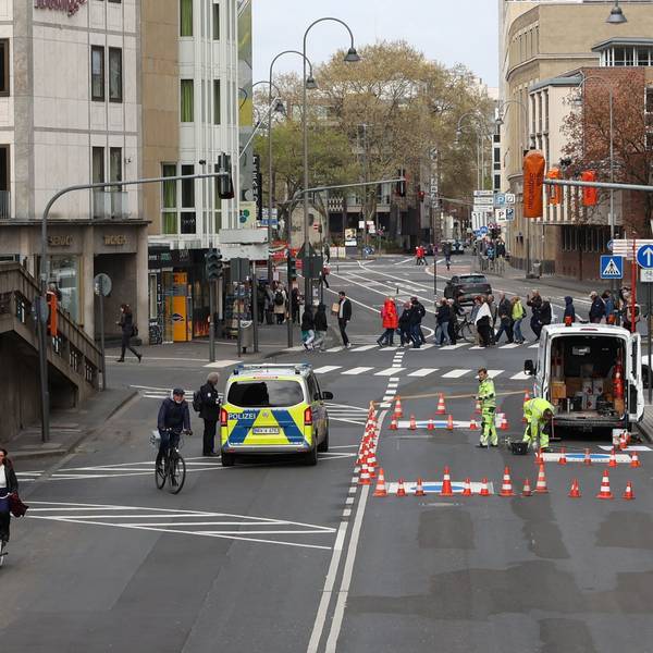 Die Trankgasse wird von Polizisten abgesperrt.