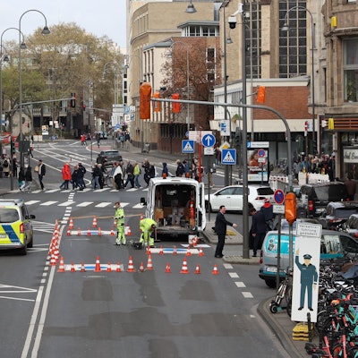 Die Trankgasse wird von Polizisten abgesperrt.