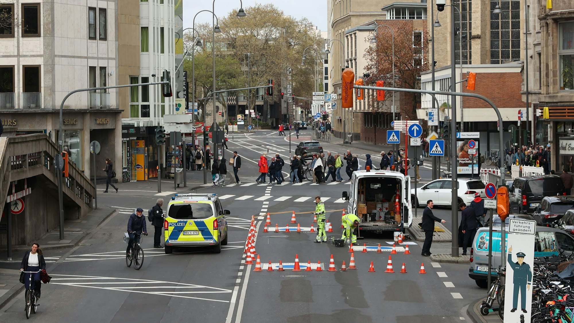 Die Trankgasse wird von Polizisten abgesperrt.