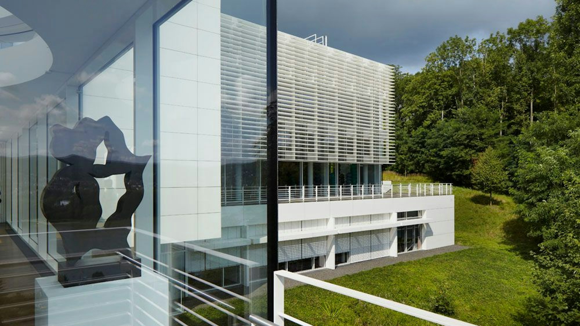 Der Neubau des Museums ist ein moderner Kubus mit Glaselementen.