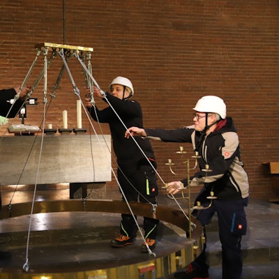 Die Evangelische Kirchengemeinde hat den Jerusalemleuchter nach der Aufarbeitung zurück bekommen, das Technikteam hängte ihn wieder auf. V.l.: Lennart Wipperfürth, Clemens Hoffmann, Lucas Hochgeschurz.