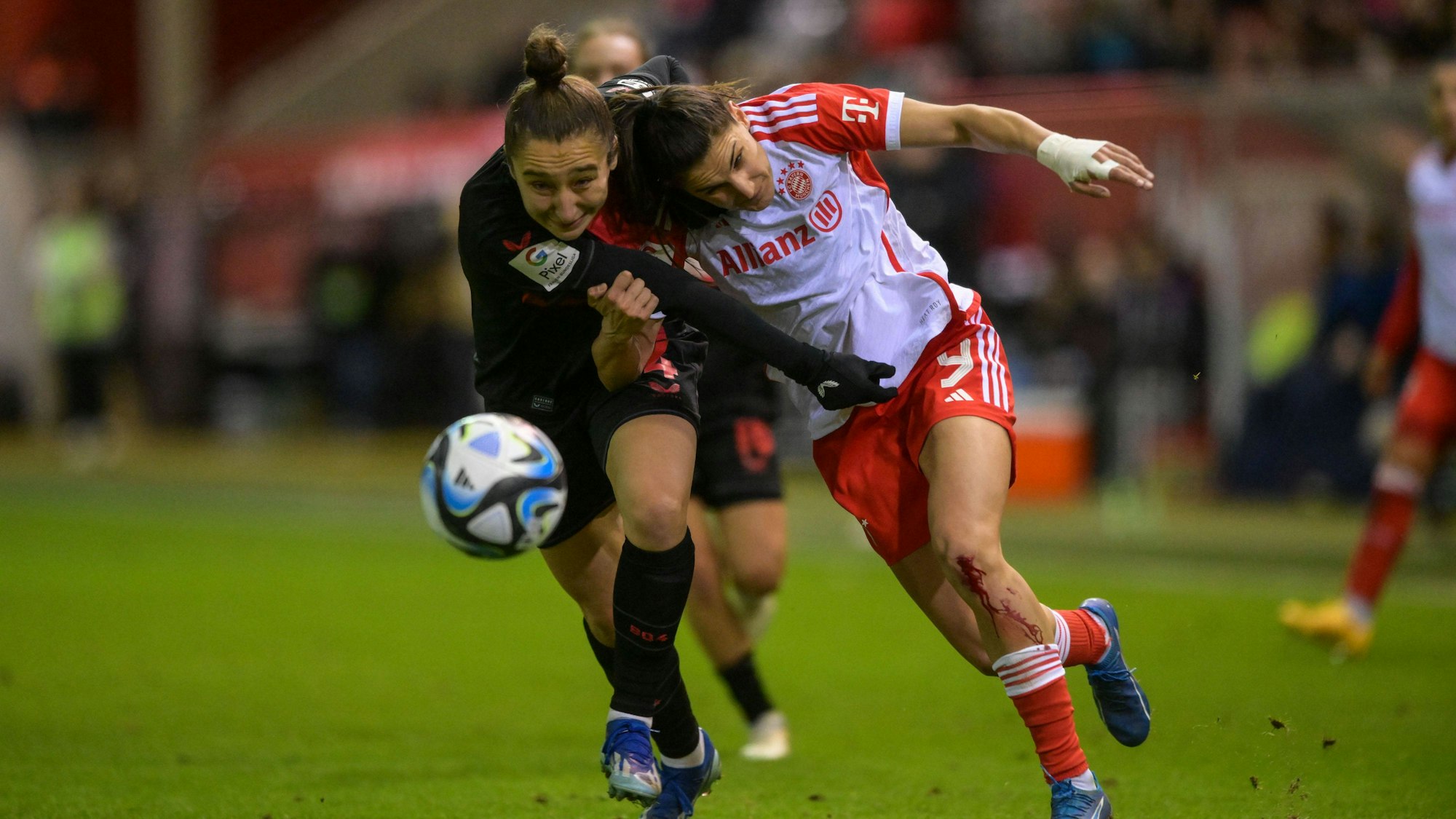 Fußball, Google Pixel Frauen Bundesliga, 20231211, FC Bayern München - Bayer 04 Leverkusen. Im Bild Sylwia MATYSIK Bayer 04 Leverkusen, 4 und Jovana DAMNJANOVIC FC Bayern München Frauen, 9 Zweikampf Ball Foulspiel Foul. München FC Bayern Campus Bayern Deutschland *** Soccer, Google Pixel Womens Bundesliga, 20231211, FC Bayern Munich Bayer 04 Leverkusen In the picture Sylwia MATYSIK Bayer 04 Leverkusen, 4 and Jovana DAMNJANOVIC FC Bayern Munich Women, 9 duel ball foul play foul Munich FC Bayern Campus Bayern Germany Copyright: Passion2Press/MarkusxFischerx