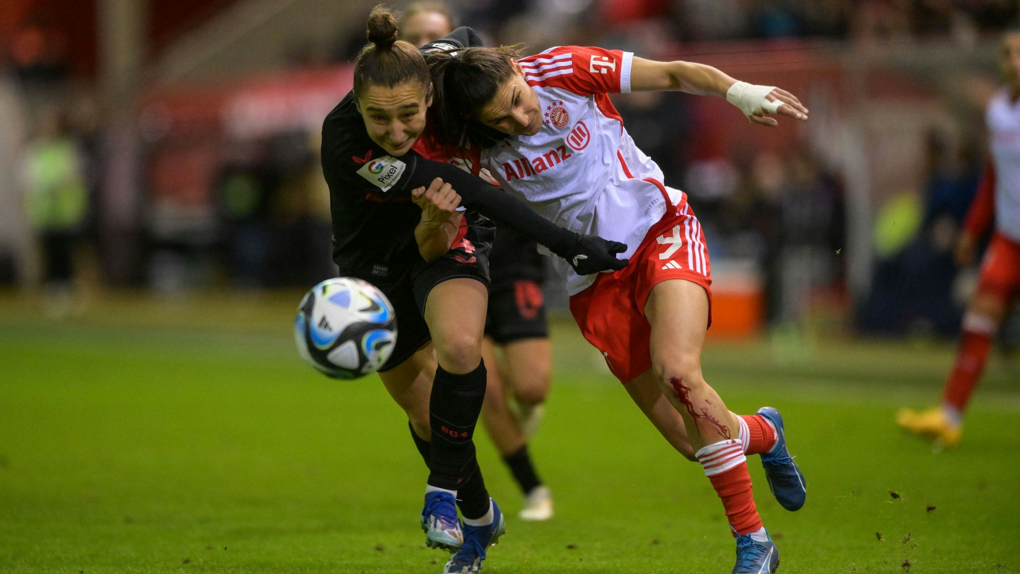 Fußball, Google Pixel Frauen Bundesliga, 20231211, FC Bayern München - Bayer 04 Leverkusen. Im Bild Sylwia MATYSIK Bayer 04 Leverkusen, 4 und Jovana DAMNJANOVIC FC Bayern München Frauen, 9 Zweikampf Ball Foulspiel Foul. München FC Bayern Campus Bayern Deutschland *** Soccer, Google Pixel Womens Bundesliga, 20231211, FC Bayern Munich Bayer 04 Leverkusen In the picture Sylwia MATYSIK Bayer 04 Leverkusen, 4 and Jovana DAMNJANOVIC FC Bayern Munich Women, 9 duel ball foul play foul Munich FC Bayern Campus Bayern Germany Copyright: Passion2Press/MarkusxFischerx