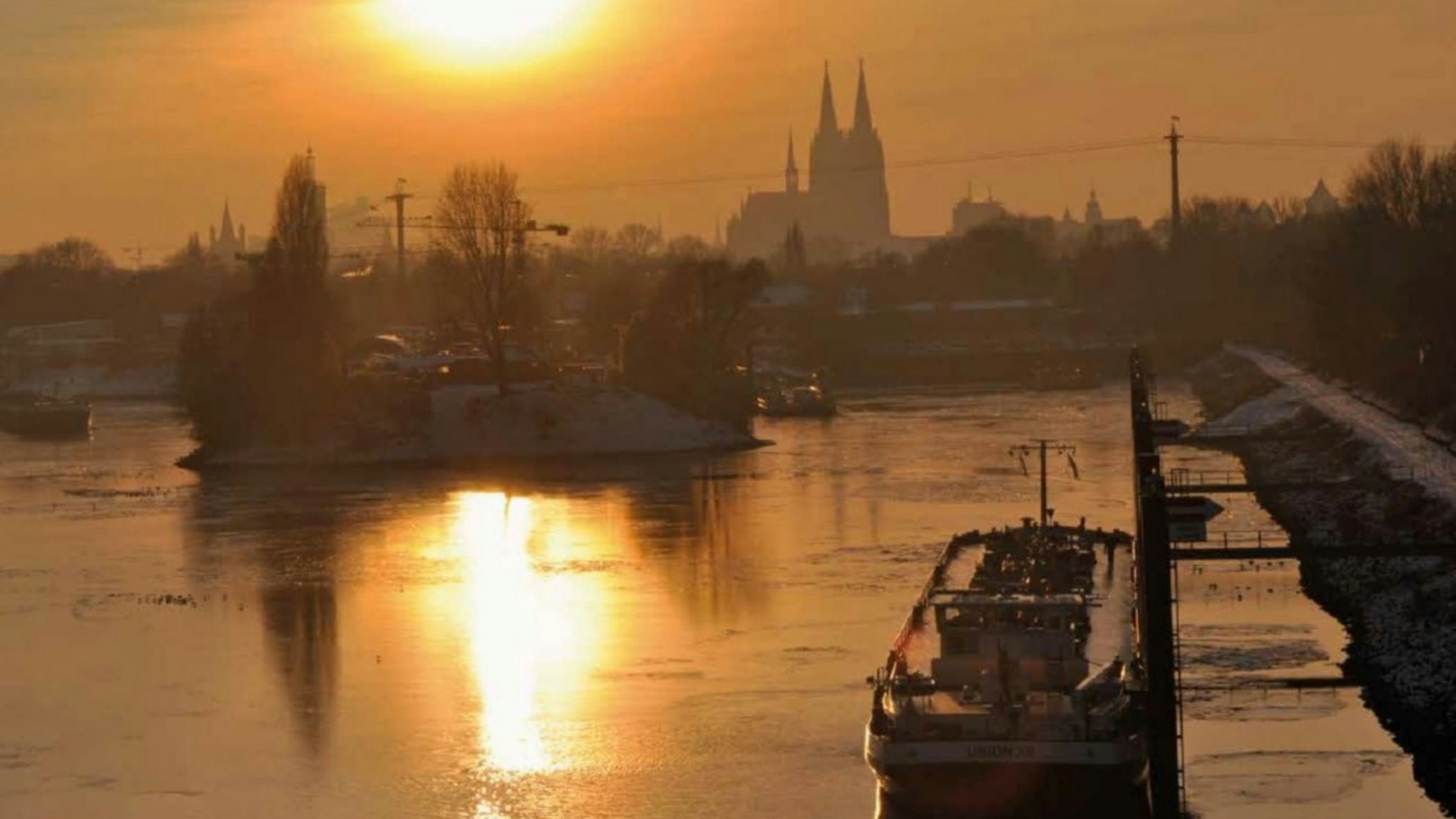 Gegenlicht im Mülheimer Hafen. Foto:  Roland Petrick
