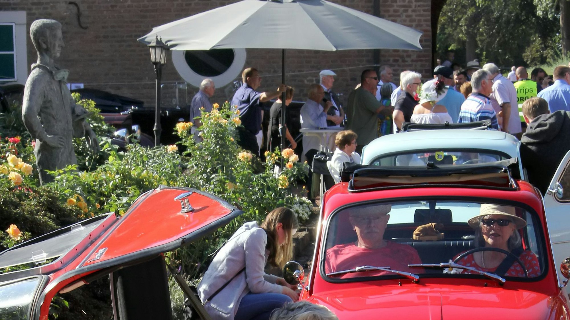 Das Bild zeigt Oldtimer-Fahrer im Innenhof des Schlosses Loersfeld.