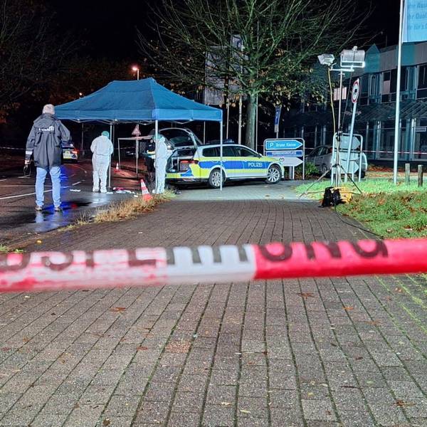 Polizisten untersuchen einen Tatort.