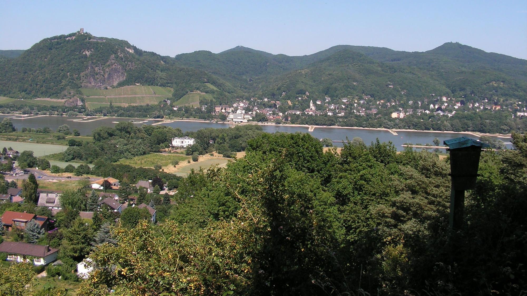 Blick vom Rodderberg über Mehlem und den Rhein hinweg auf Bad Honnef-Rhöndorf und das Siebengebirge mit dem Drachenfels